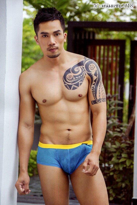 แฉะ