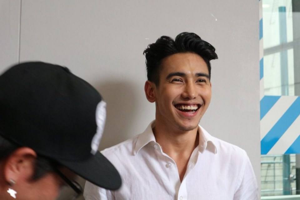 ทั้ง2สามีคลั่งอ่ะ