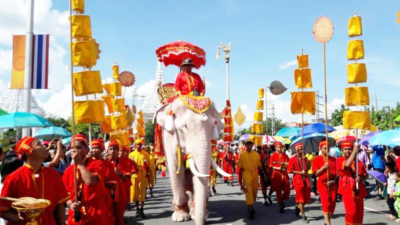 สระบุรี ประเพณีตักบาตรดอกเข้าพรรษาหนึ่งเดียวในโลก