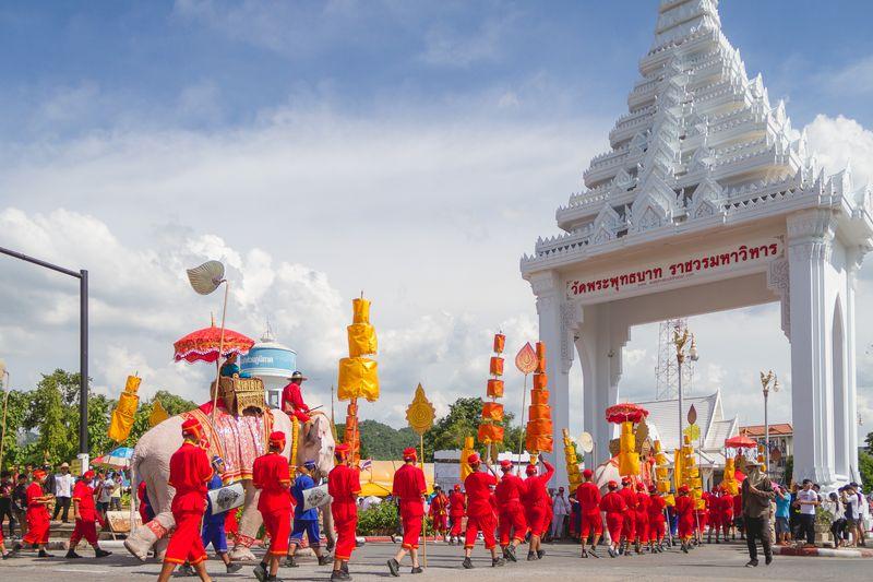 สระบุรี ประเพณีตักบาตรดอกเข้าพรรษาหนึ่งเดียวในโลก