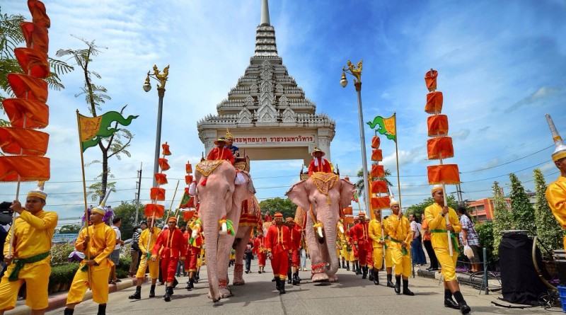 สระบุรี ประเพณีตักบาตรดอกเข้าพรรษาหนึ่งเดียวในโลก
