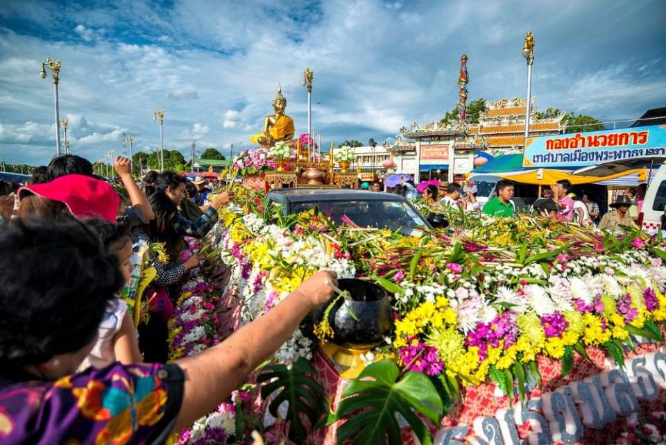 สระบุรี ประเพณีตักบาตรดอกเข้าพรรษาหนึ่งเดียวในโลก