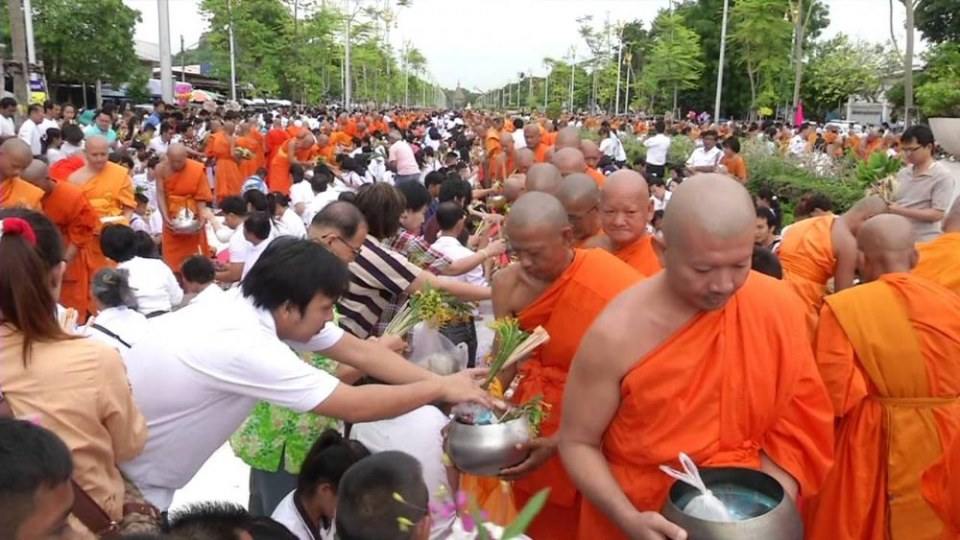 สระบุรี ประเพณีตักบาตรดอกเข้าพรรษาหนึ่งเดียวในโลก