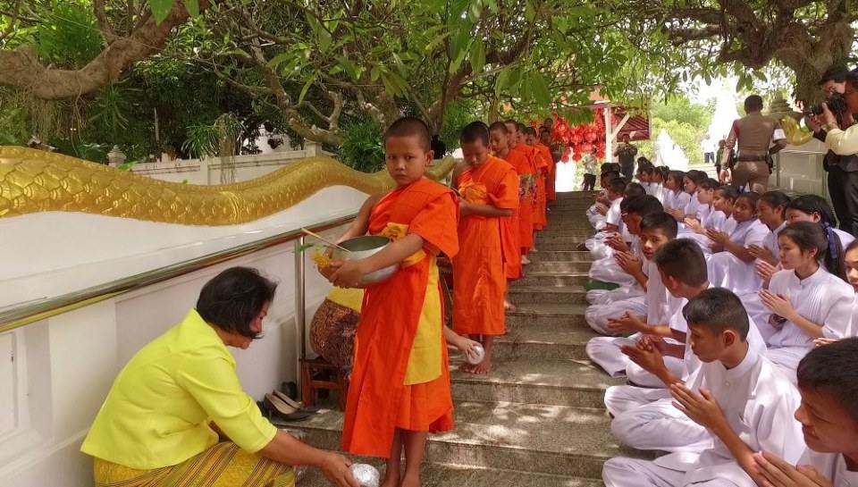 สระบุรี ประเพณีตักบาตรดอกเข้าพรรษาหนึ่งเดียวในโลก