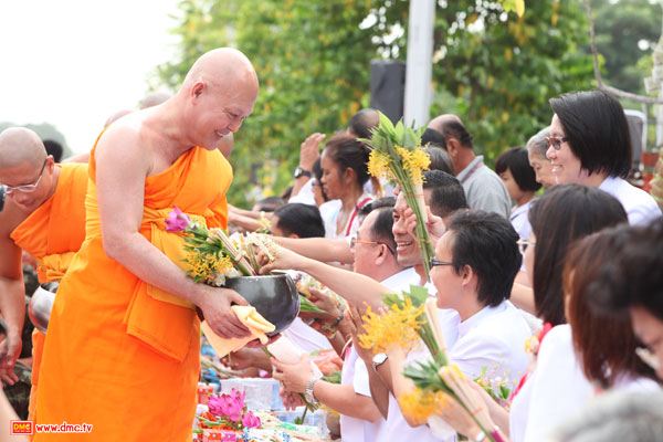สระบุรี ประเพณีตักบาตรดอกเข้าพรรษาหนึ่งเดียวในโลก