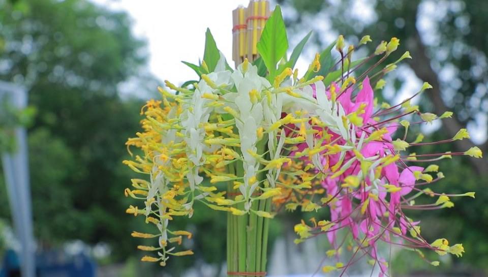 สระบุรี ประเพณีตักบาตรดอกเข้าพรรษาหนึ่งเดียวในโลก