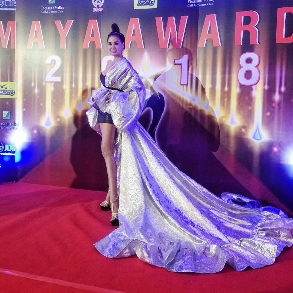 สวยมั้ยคะ ชุดออกงานของ เปิ้ล ไอริณ