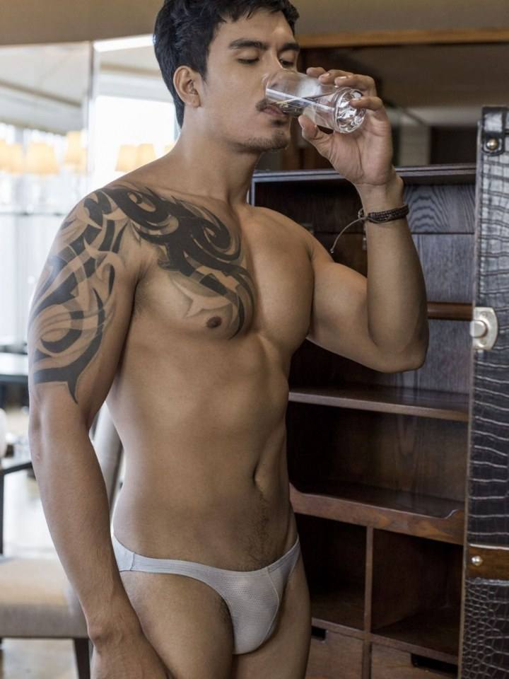 หนุ่มวี ทวีพงษ์ ผิวเข้มๆ รอยสักฟินๆหุ่นแน่นๆ