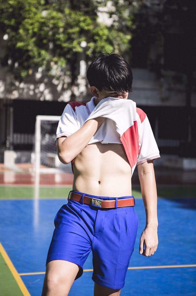 แต่งตัวไม่เรียบร้อยเลยเด็กๆ