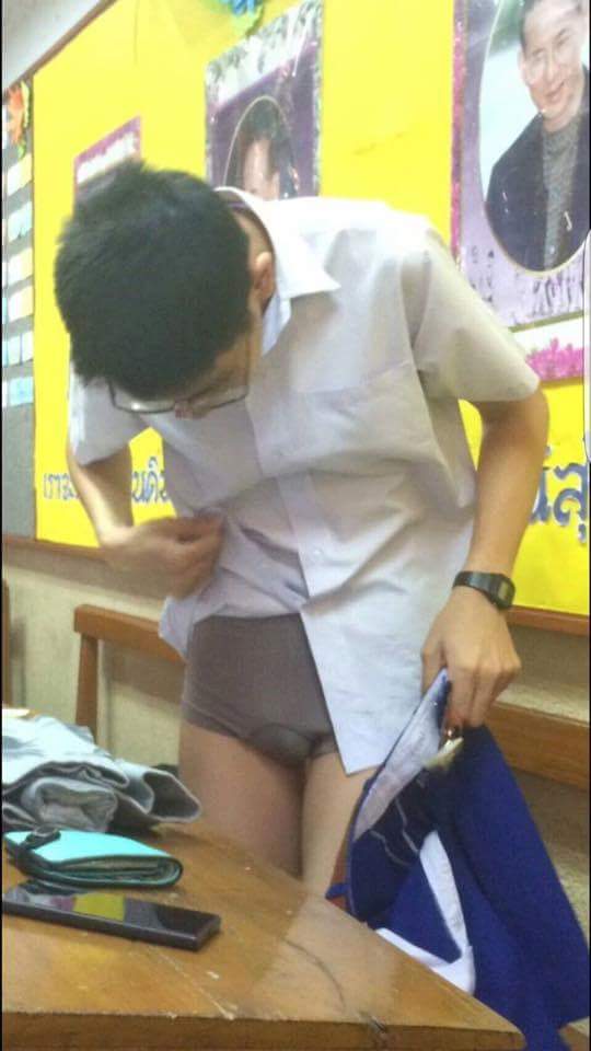แต่งตัวไม่เรียบร้อยเลยเด็กๆ