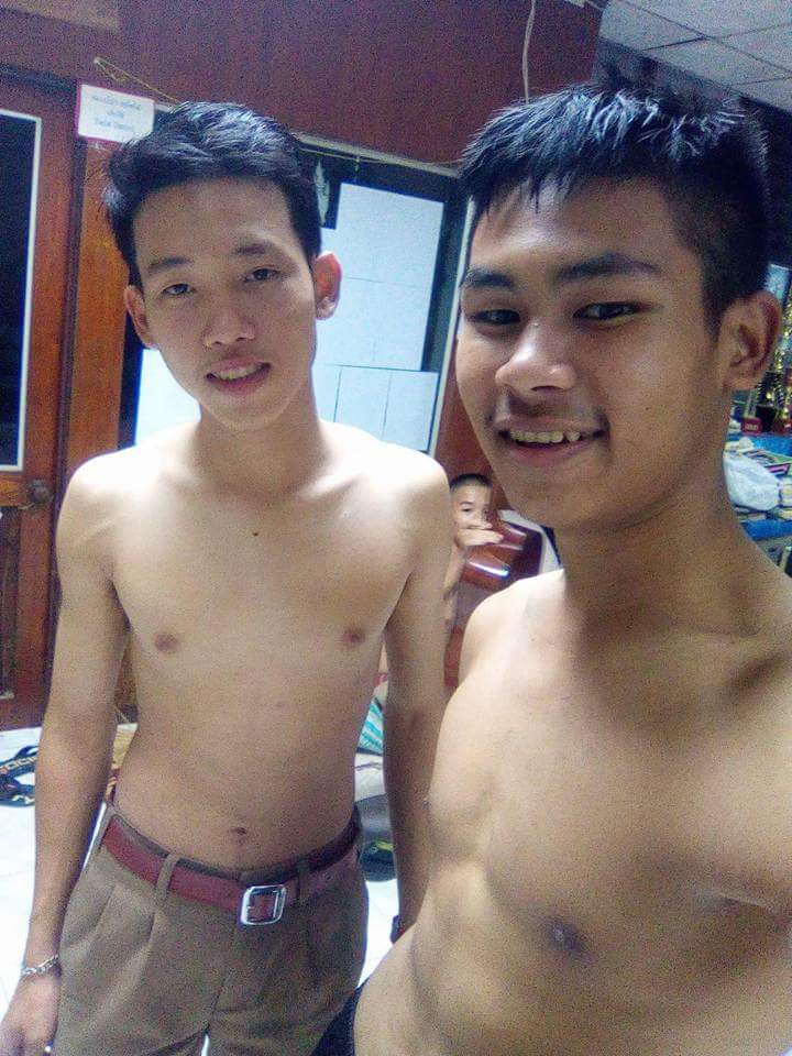 แต่งตัวไม่เรียบร้อยเลยเด็กๆ