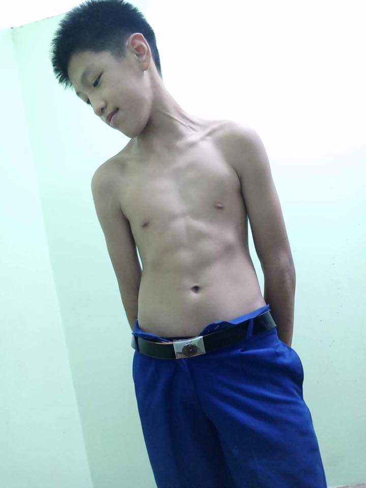 แต่งตัวไม่เรียบร้อยเลยเด็กๆ