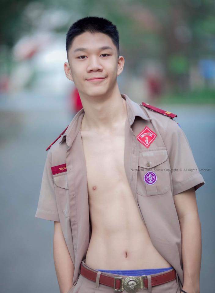 แต่งตัวไม่เรียบร้อยเลยเด็กๆ