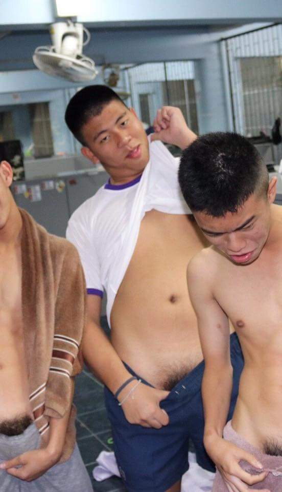 แต่งตัวไม่เรียบร้อยเลยเด็กๆ