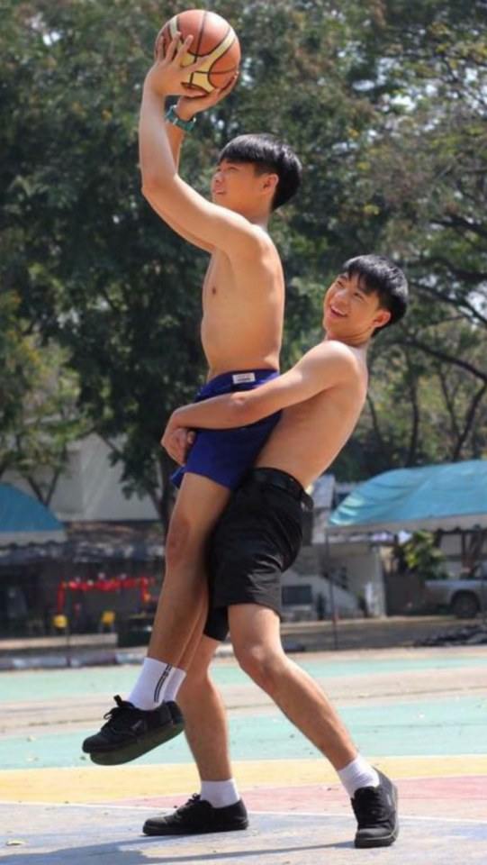 แต่งตัวไม่เรียบร้อยเลยเด็กๆ