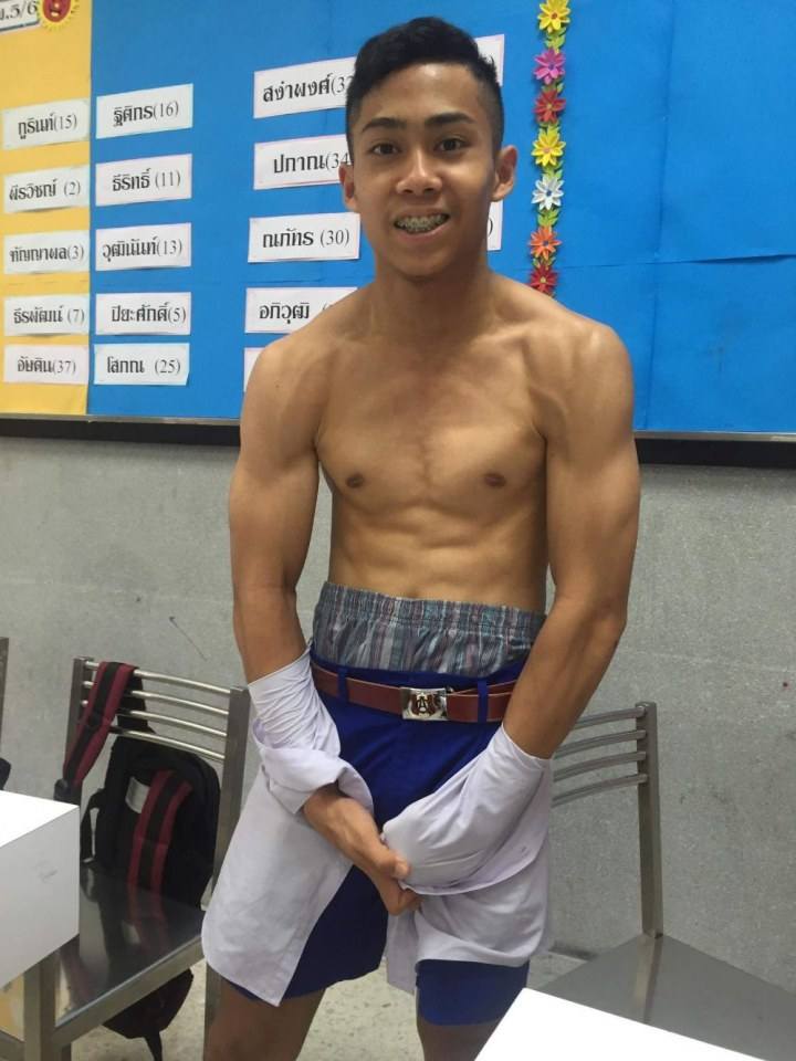 แต่งตัวไม่เรียบร้อยเลยเด็กๆ