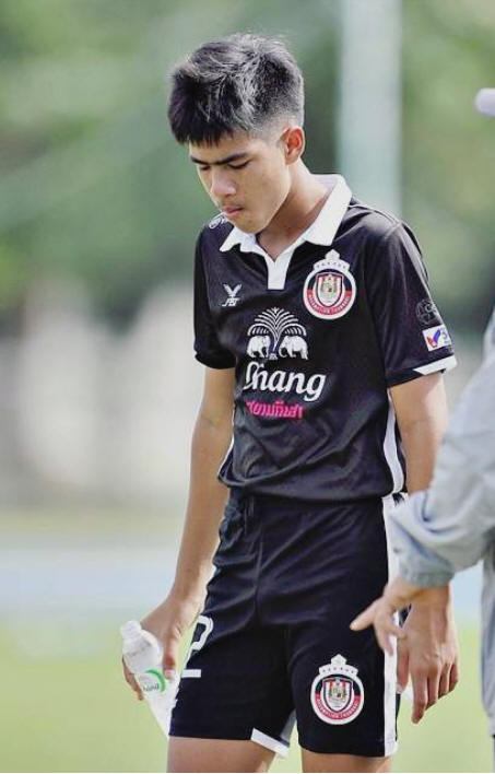 เด็กสมัยนี้..หืมมม ไม่พูดเยอะค่ะ เจ็บเส้นเสียง