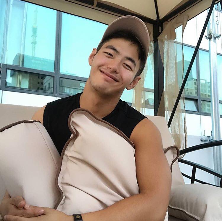 ผู้ชายน่ากอดยิ้มสวย ๖