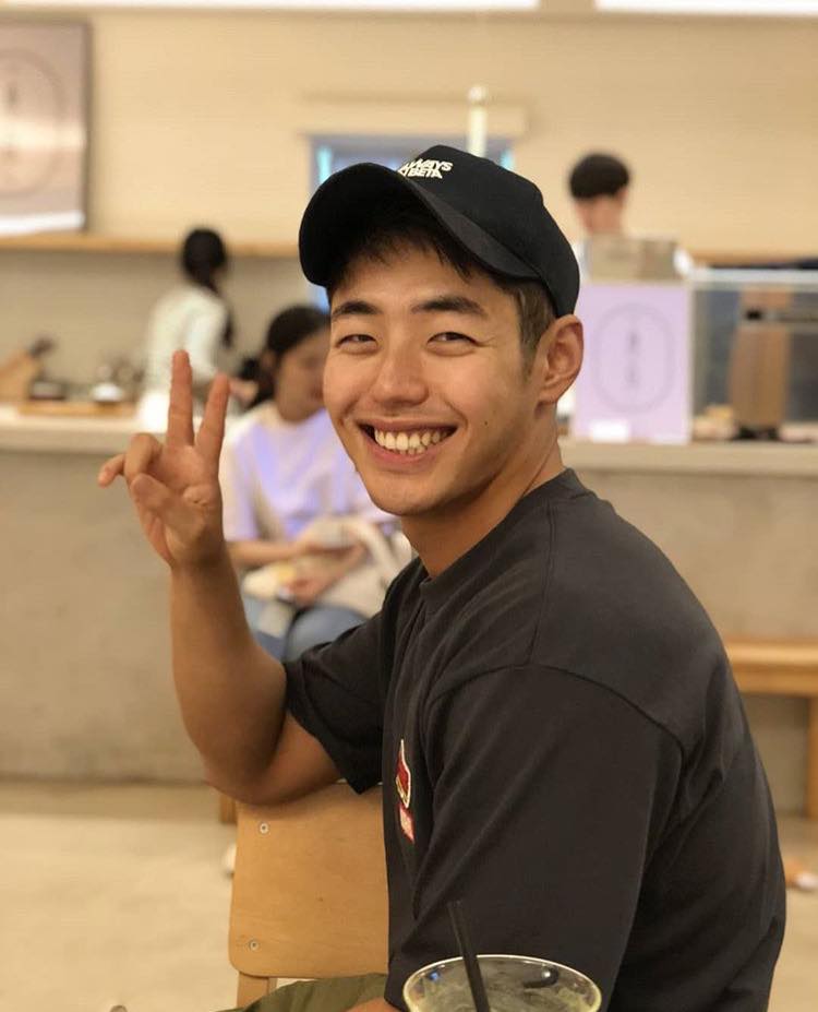 ผู้ชายน่ากอดยิ้มสวย ๖