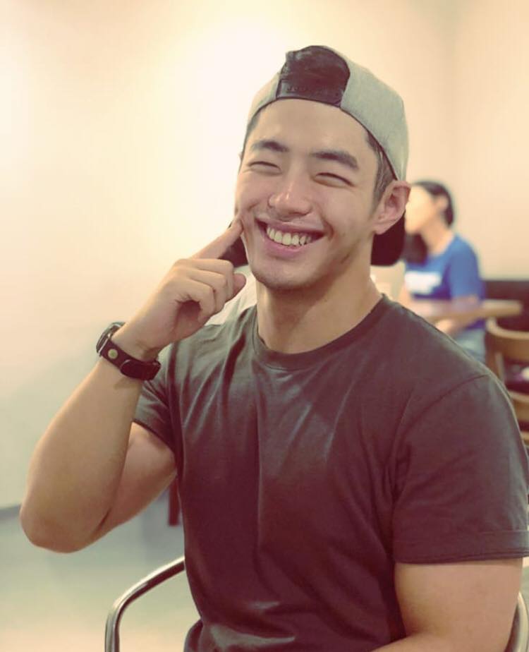 ผู้ชายน่ากอดยิ้มสวย ๖