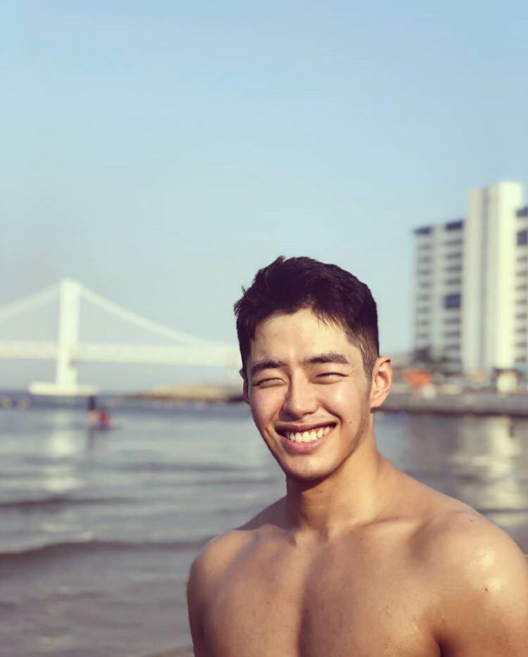 ผู้ชายน่ากอดยิ้มสวย ๖