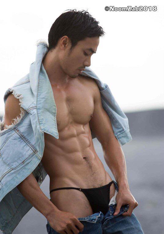 หนุ่มหล่อขึ้นปก 54