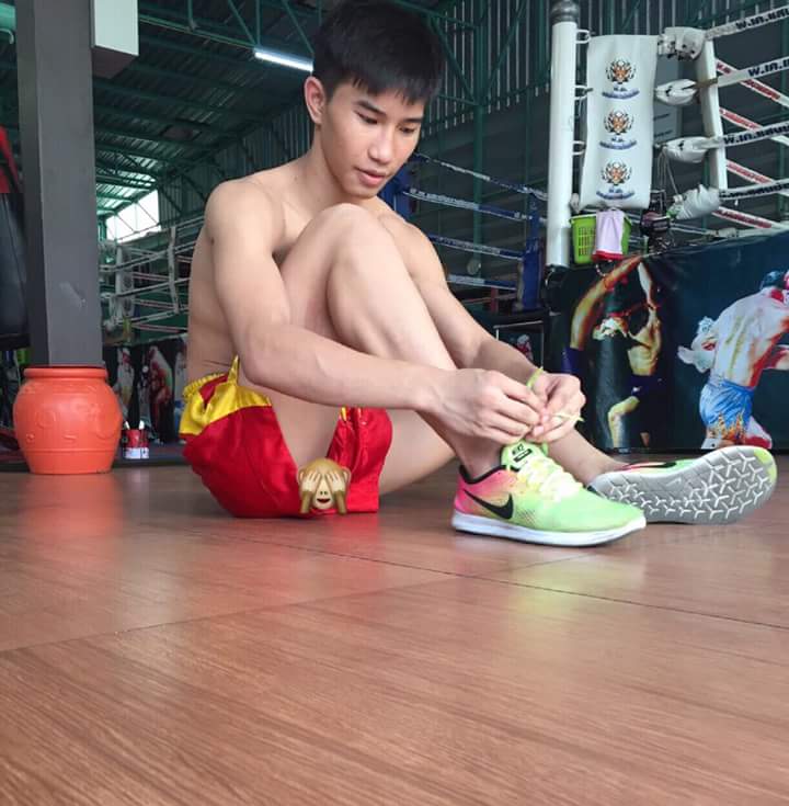 ตะวันฉาย นักมวยหล่อ