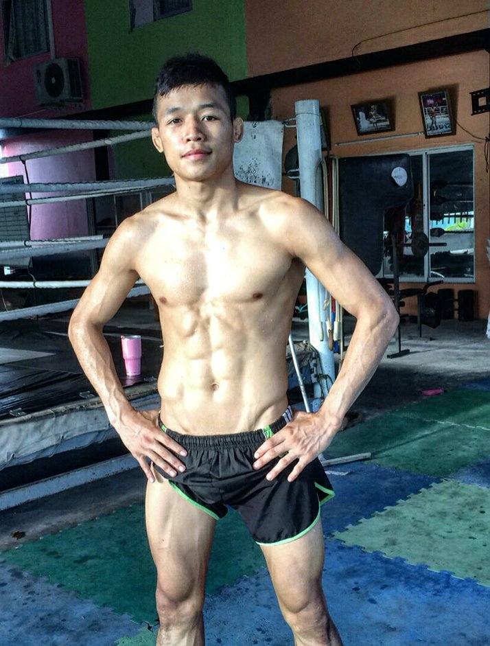 เลียนักมวย