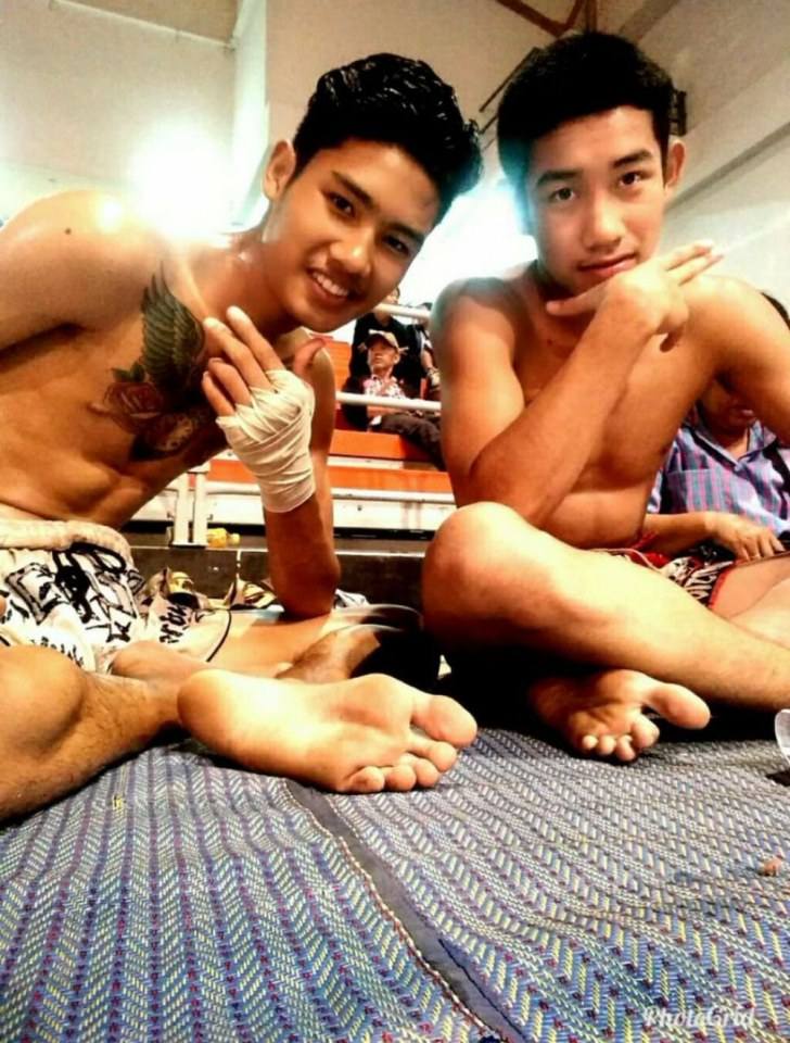 เลียนักมวย
