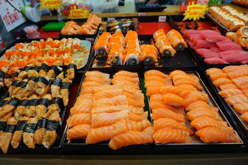 ชี้เป้า ซูชิราคาหลักสิบอร่อยเกินคุ้ม ไข่หวานบ้านซูชิ by ข้าวนิ่มซูชิ ศูนย์อาหารแฮปปี้แลนด์ บางกะปิ