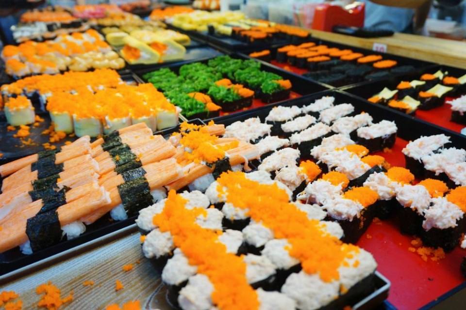 ชี้เป้า ซูชิราคาหลักสิบอร่อยเกินคุ้ม ไข่หวานบ้านซูชิ by ข้าวนิ่มซูชิ ศูนย์อาหารแฮปปี้แลนด์ บางกะปิ