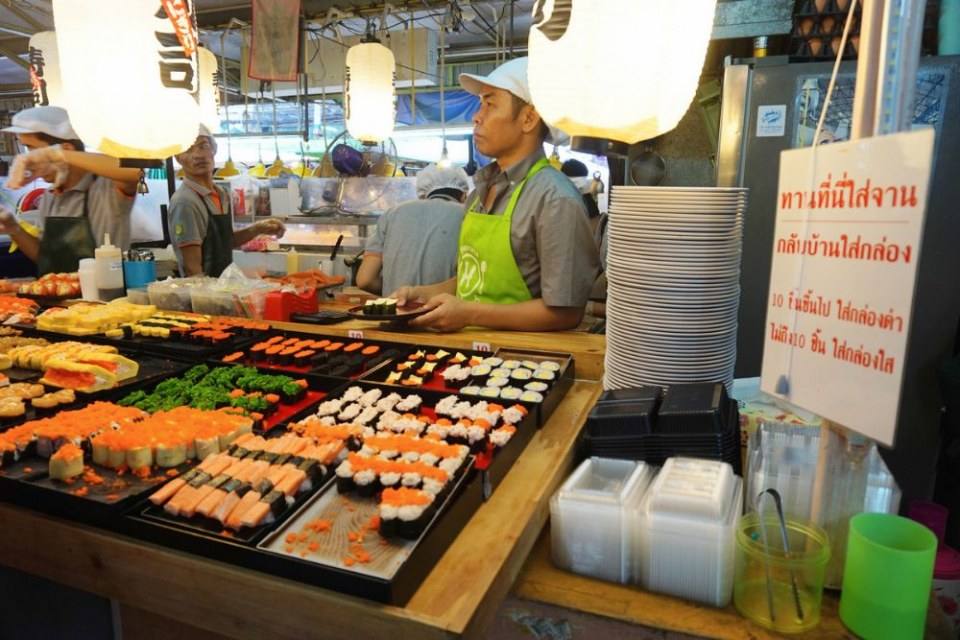 ชี้เป้า ซูชิราคาหลักสิบอร่อยเกินคุ้ม ไข่หวานบ้านซูชิ by ข้าวนิ่มซูชิ ศูนย์อาหารแฮปปี้แลนด์ บางกะปิ