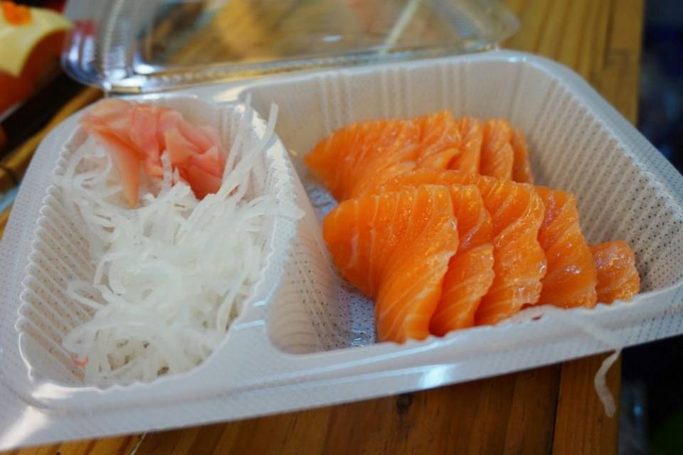 ชี้เป้า ซูชิราคาหลักสิบอร่อยเกินคุ้ม ไข่หวานบ้านซูชิ by ข้าวนิ่มซูชิ ศูนย์อาหารแฮปปี้แลนด์ บางกะปิ