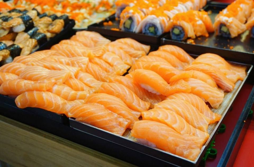 ชี้เป้า ซูชิราคาหลักสิบอร่อยเกินคุ้ม ไข่หวานบ้านซูชิ by ข้าวนิ่มซูชิ ศูนย์อาหารแฮปปี้แลนด์ บางกะปิ