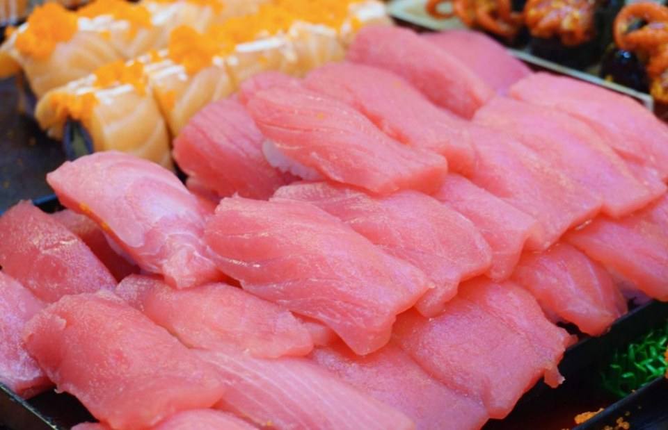 ชี้เป้า ซูชิราคาหลักสิบอร่อยเกินคุ้ม ไข่หวานบ้านซูชิ by ข้าวนิ่มซูชิ ศูนย์อาหารแฮปปี้แลนด์ บางกะปิ