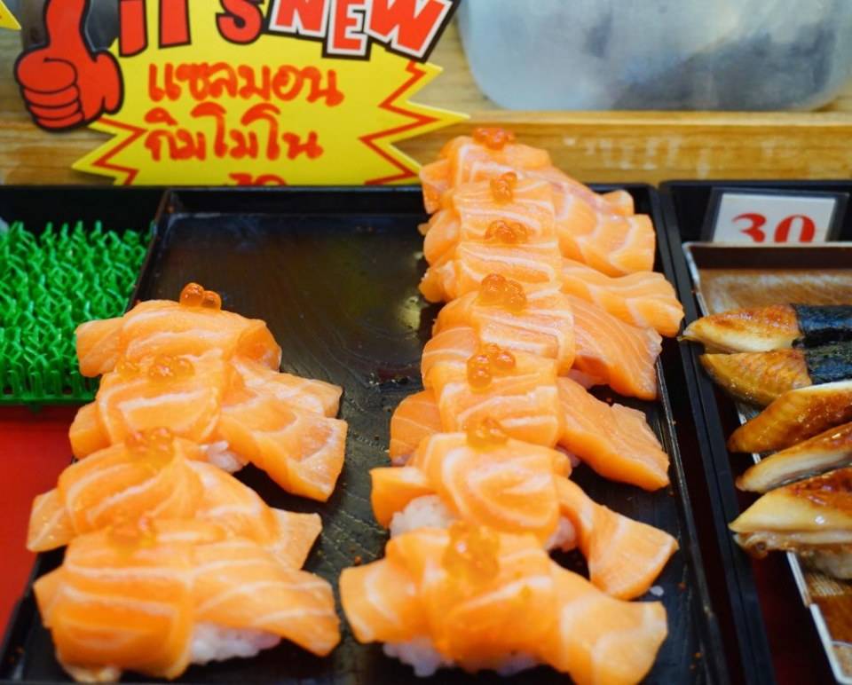 ชี้เป้า ซูชิราคาหลักสิบอร่อยเกินคุ้ม ไข่หวานบ้านซูชิ by ข้าวนิ่มซูชิ ศูนย์อาหารแฮปปี้แลนด์ บางกะปิ