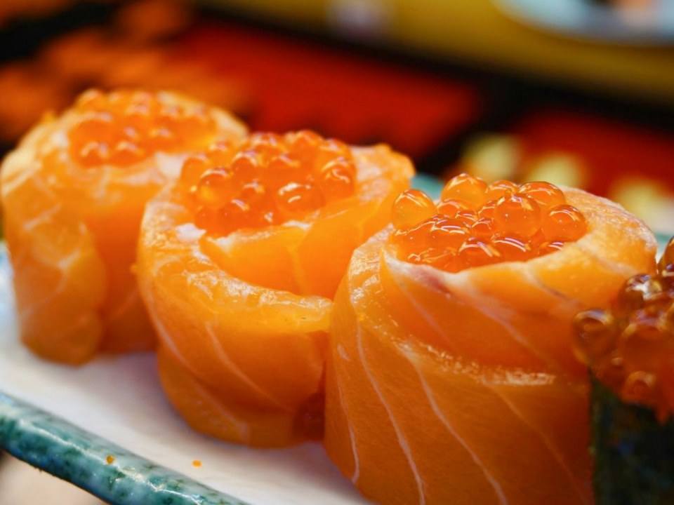 ชี้เป้า ซูชิราคาหลักสิบอร่อยเกินคุ้ม ไข่หวานบ้านซูชิ by ข้าวนิ่มซูชิ ศูนย์อาหารแฮปปี้แลนด์ บางกะปิ