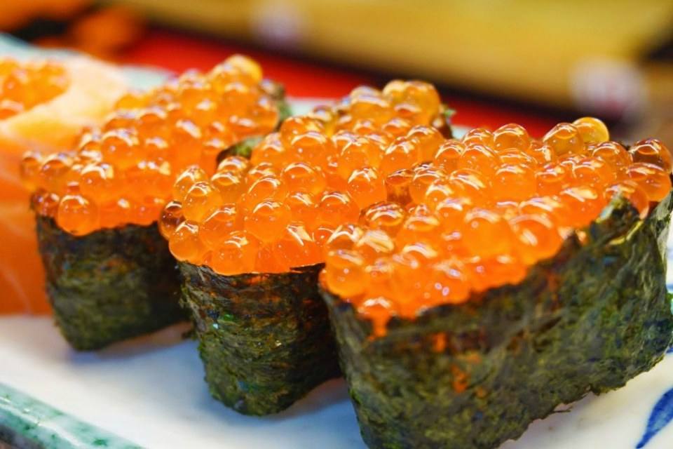 ชี้เป้า ซูชิราคาหลักสิบอร่อยเกินคุ้ม ไข่หวานบ้านซูชิ by ข้าวนิ่มซูชิ ศูนย์อาหารแฮปปี้แลนด์ บางกะปิ