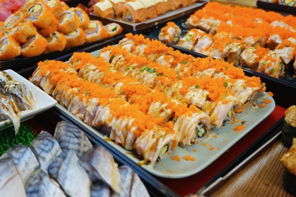 ชี้เป้า ซูชิราคาหลักสิบอร่อยเกินคุ้ม ไข่หวานบ้านซูชิ by ข้าวนิ่มซูชิ ศูนย์อาหารแฮปปี้แลนด์ บางกะปิ