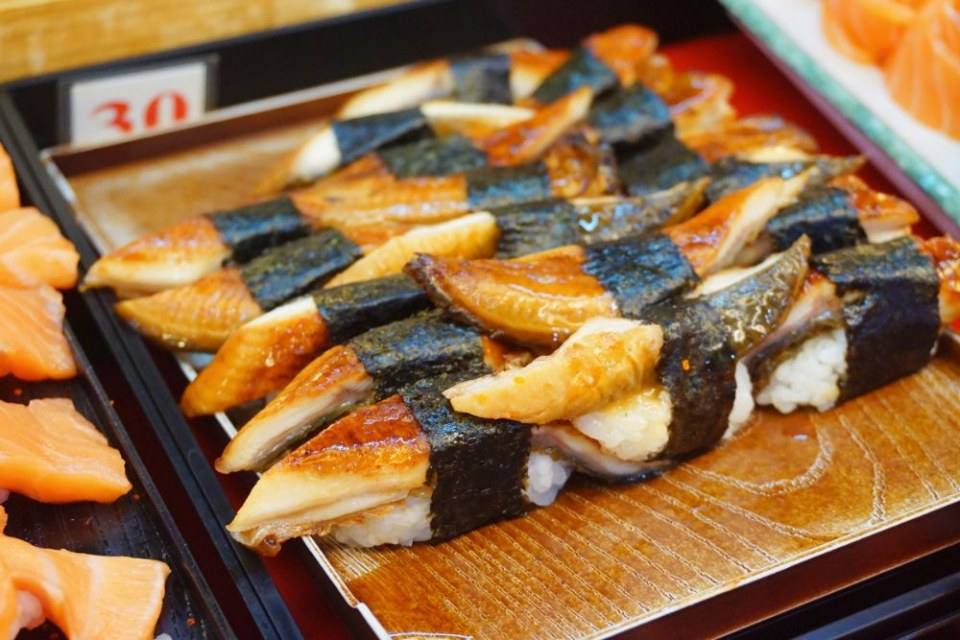 ชี้เป้า ซูชิราคาหลักสิบอร่อยเกินคุ้ม ไข่หวานบ้านซูชิ by ข้าวนิ่มซูชิ ศูนย์อาหารแฮปปี้แลนด์ บางกะปิ