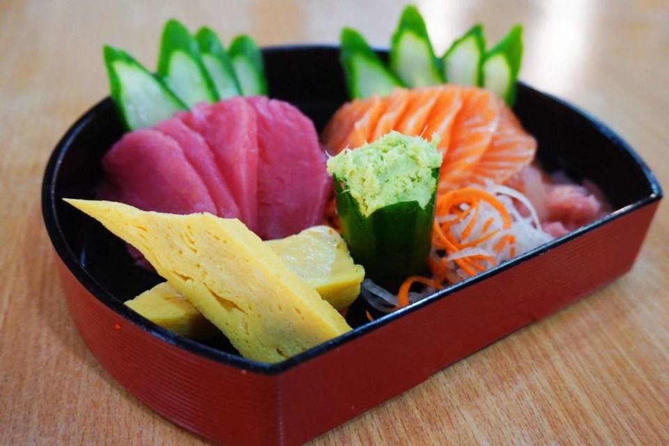 ชี้เป้า ซูชิราคาหลักสิบอร่อยเกินคุ้ม ไข่หวานบ้านซูชิ by ข้าวนิ่มซูชิ ศูนย์อาหารแฮปปี้แลนด์ บางกะปิ