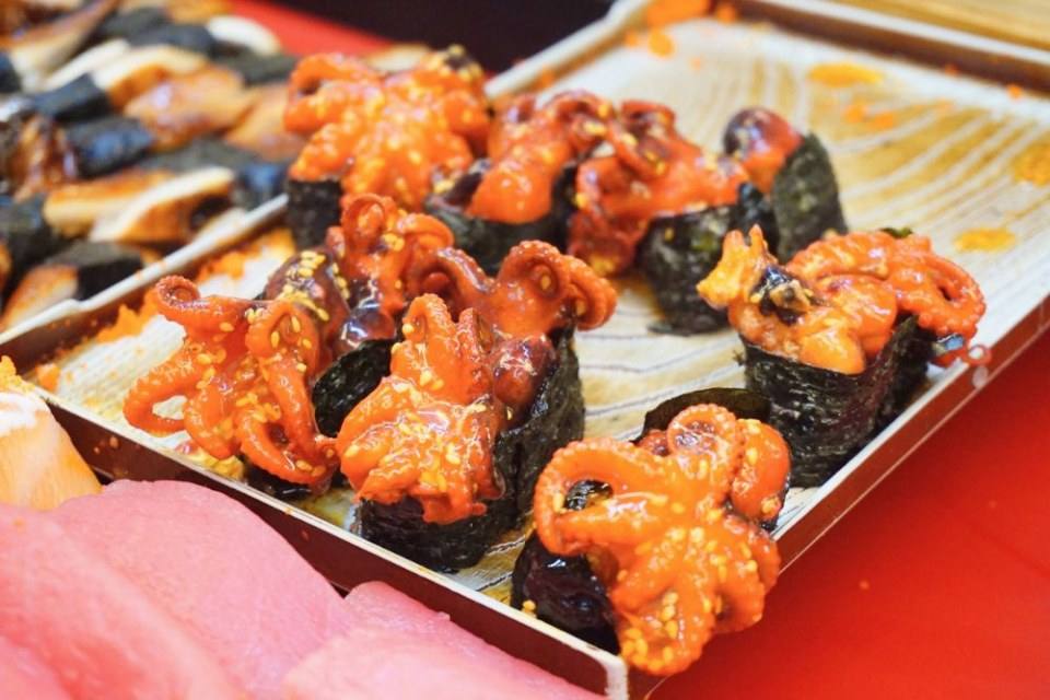 ชี้เป้า ซูชิราคาหลักสิบอร่อยเกินคุ้ม ไข่หวานบ้านซูชิ by ข้าวนิ่มซูชิ ศูนย์อาหารแฮปปี้แลนด์ บางกะปิ