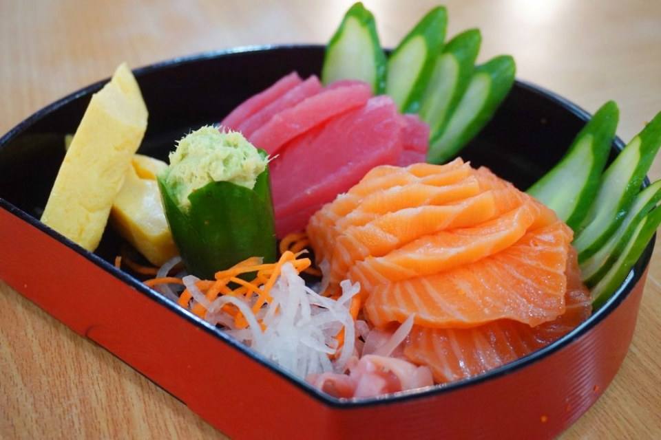 ชี้เป้า ซูชิราคาหลักสิบอร่อยเกินคุ้ม ไข่หวานบ้านซูชิ by ข้าวนิ่มซูชิ ศูนย์อาหารแฮปปี้แลนด์ บางกะปิ