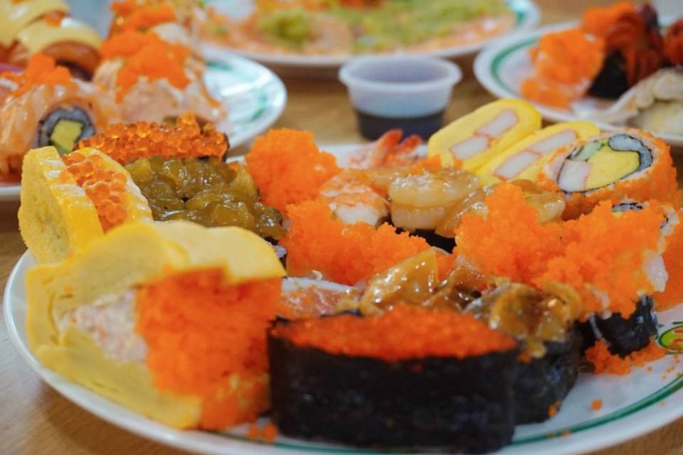 ชี้เป้า ซูชิราคาหลักสิบอร่อยเกินคุ้ม ไข่หวานบ้านซูชิ by ข้าวนิ่มซูชิ ศูนย์อาหารแฮปปี้แลนด์ บางกะปิ