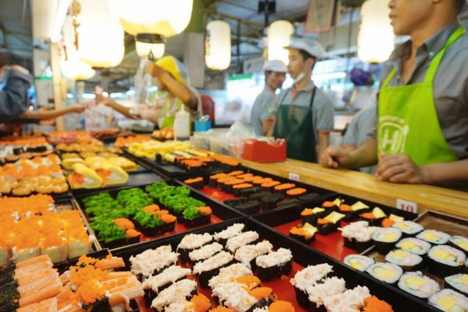 ชี้เป้า ซูชิราคาหลักสิบอร่อยเกินคุ้ม ไข่หวานบ้านซูชิ by ข้าวนิ่มซูชิ ศูนย์อาหารแฮปปี้แลนด์ บางกะปิ