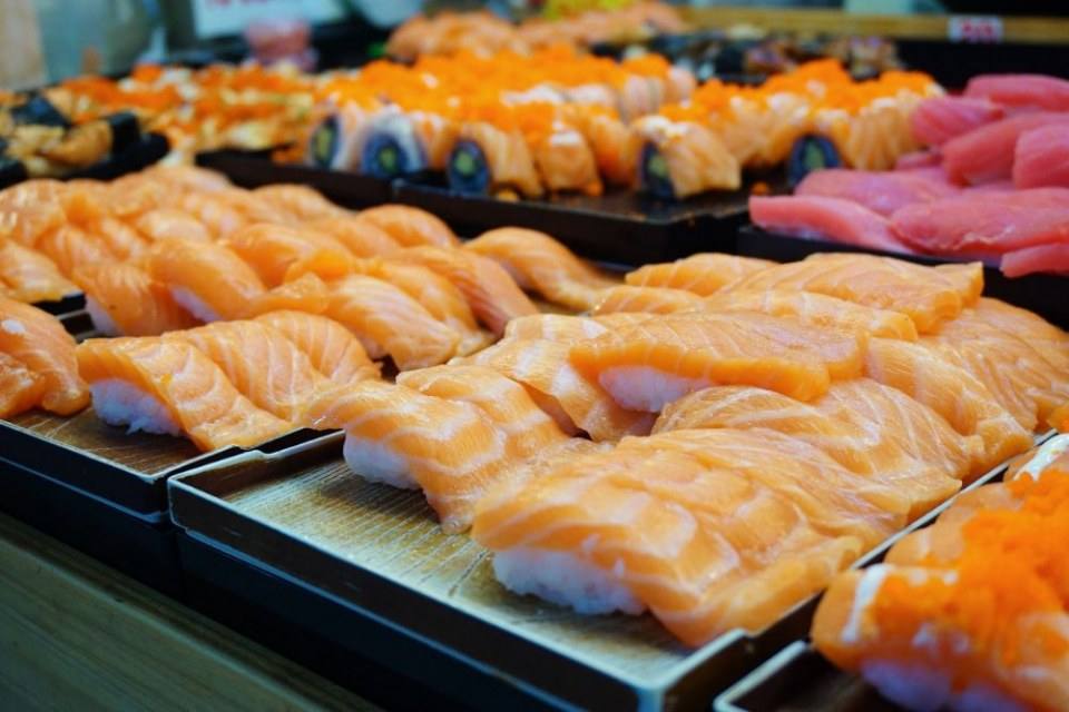 ชี้เป้า ซูชิราคาหลักสิบอร่อยเกินคุ้ม ไข่หวานบ้านซูชิ by ข้าวนิ่มซูชิ ศูนย์อาหารแฮปปี้แลนด์ บางกะปิ