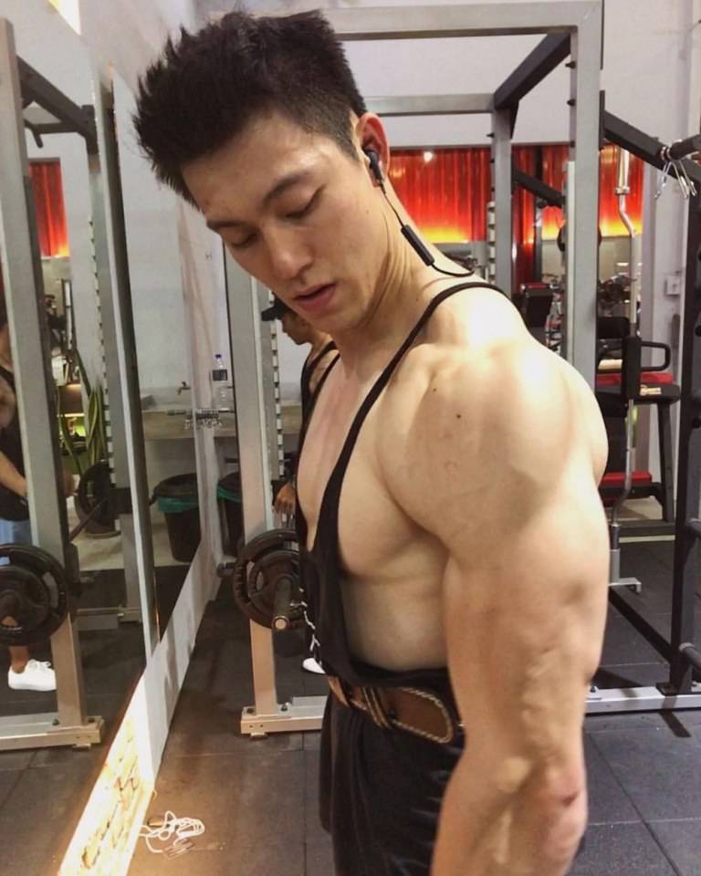 หล่อกล้ามใหญ่