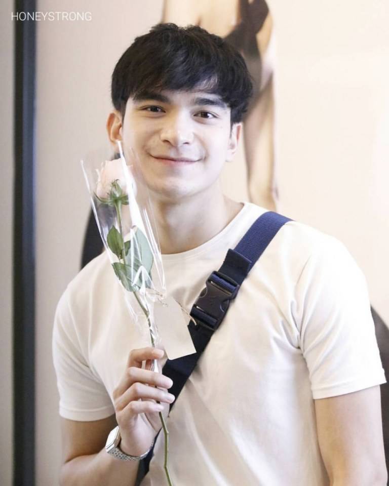 ฮักเจ้า-สตรอง เจริญชัย [ โอ๊ต รักแลนดิ้งWhat The Duck  ]