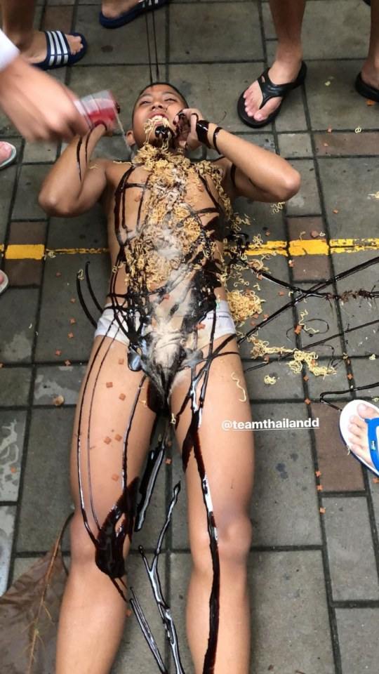 เล่นอะไรกันหนุ่มๆ