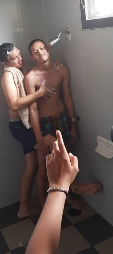เล่นอะไรกันหนุ่มๆ